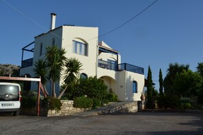 Kambia House, drive and carport