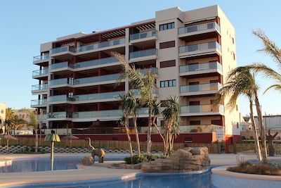 Moderno apartamento en 1ª linea de playa, terraza con vistas al mar y piscina 