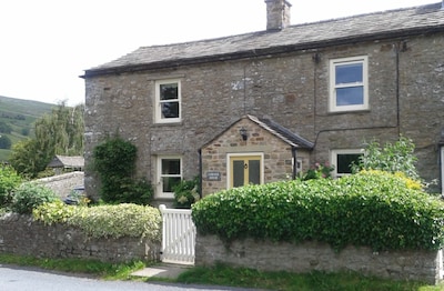 Traditional Dales Stone House, Wonderful Location for Walking in Swaledale