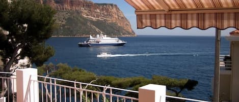 Vue mer de la terrasse face au Cap Canaille