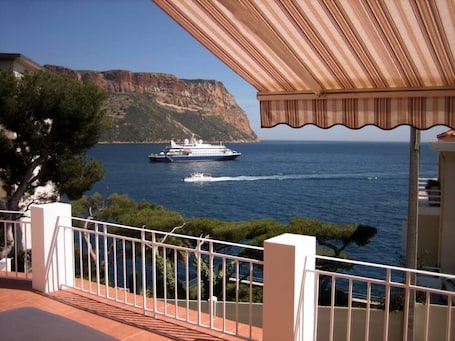 Vue mer de la terrasse face au Cap Canaille