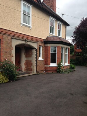 Entrance to Kingsland Court 