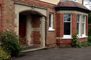 Front Entrance to Kingsland Court 