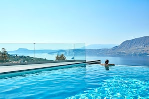 Endless view over the Souda bay from the infinity pool