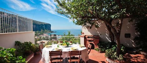 terrazza principale con vista sul mare