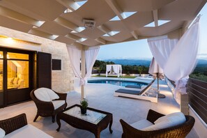 From the terrace you have direct access to the pool.