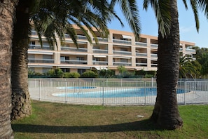 Vue de la piscine et de la résidence