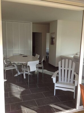salon et salle à manger (vus de l'extérieur)