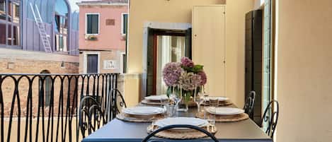 Terrazza overlooking Campiello dei Guardiani, with outdoors dining table for 6