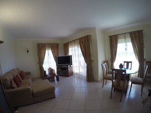 Living room with Chaise longue, sea view and LCD