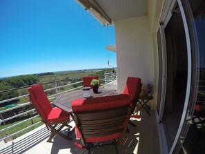 Balcony with sea view. Sun all day. Extensible Awning