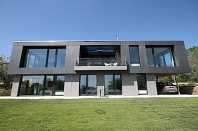 Moderna casa en las colinas de Umbría con arquitectura y ecotecnología del más alto diseño y piscina