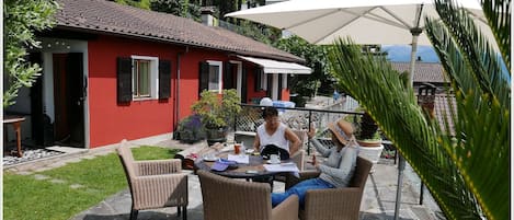 Sonnendeck mit marokkanischem Mosaiktisch.