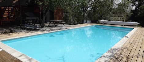 Notre piscine et sa terrasse
