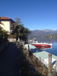 Beautiful 100 sqm apartment with private garden directly on the lake