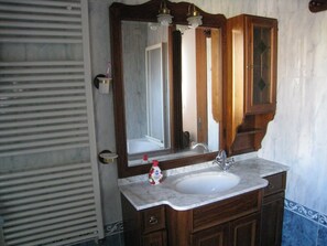 Bathroom2