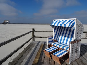 Direkt am Sandstrand wartet ein persönlicher, kostenloser Strandkorb auf Sie!