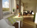 Blick aus der Küche zum sonnigen Essplatz im Wohnzimmer