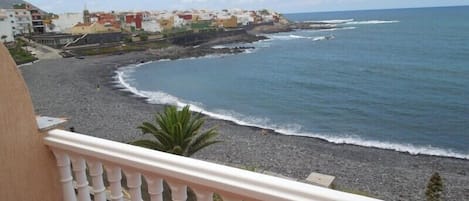 Traumhafter Ausblick von der Terrasse zum Strand