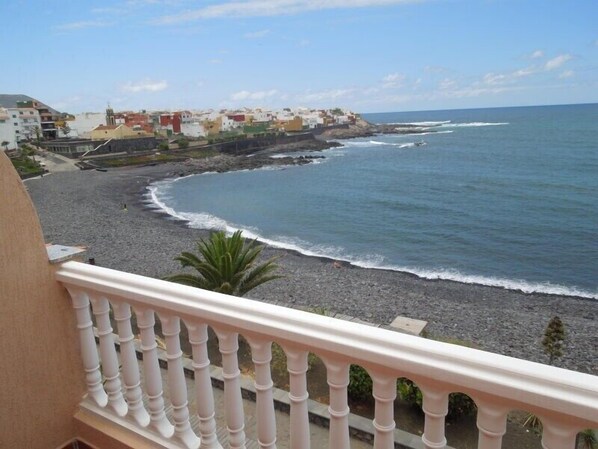 Traumhafter Ausblick von der Terrasse zum Strand