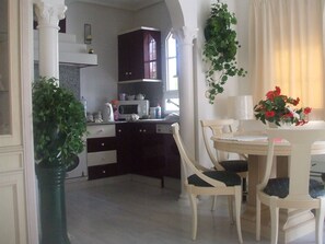 Fully equipped kitchen and dining area for four people
