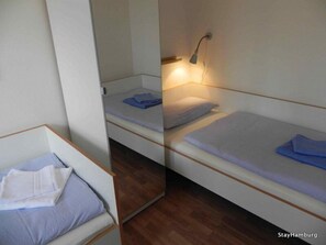 Second bedroom with 3 90x200-cm single beds, can be arranged as a double bed