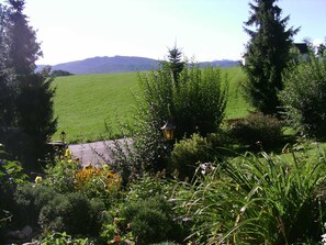 Garten mit Blick ins alpenvorland