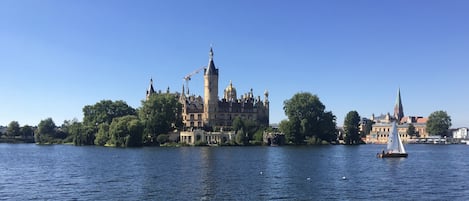 Blick auf das Schweriner Schloss von der Wasserseite