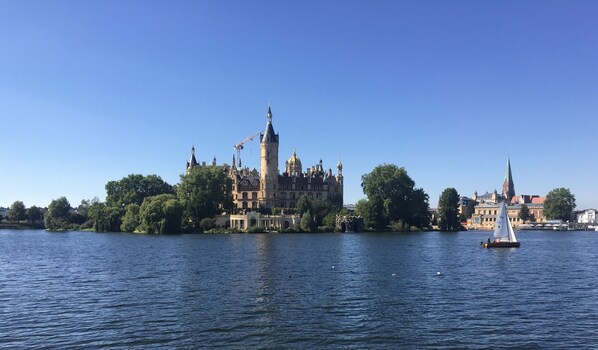 Blick auf das Schweriner Schloss von der Wasserseite