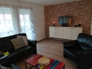 Wohnbereich mit TV und Playstation, Zugang zum Balkon