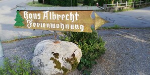 Hinweis auf unser Haus zur Schlüchttal Strasse 4