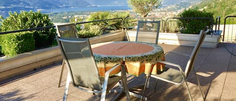 Terrasse mit Blick Richtung Locarno/Ascona