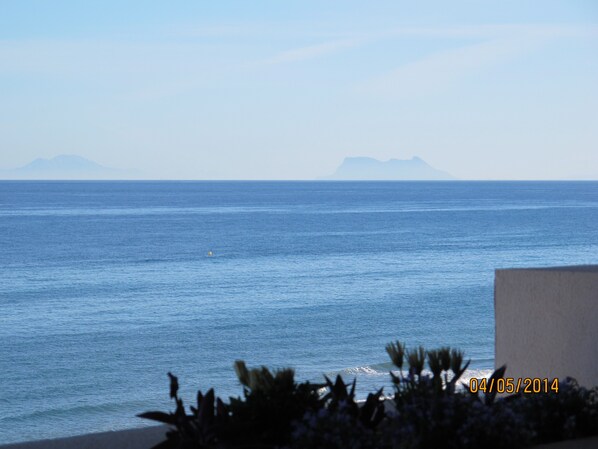 Auf dem Balkon, Gibraltar und Afrika