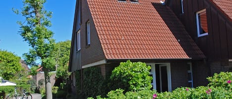 Haus und Terrasse. Vor neugierigen Blicken geschützt. Die Inselrosen