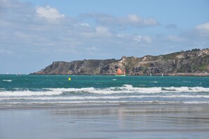 Plage de Caroual, vue sur le Cap et le vieux grément Sainte Jeanne