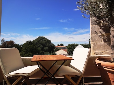 Very quiet terrace with a view, 80m² design in Uzes hist.center, 2 bedrooms, AC, WIFI