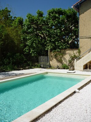 Pool mit Blick zum Haus. Rechts der Treppenaufgang zu den Ferienwohnungen