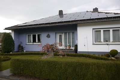 Schöne, komfortabel eingerichtete Ferienwohnung mitten  in der Vulkaneifel 