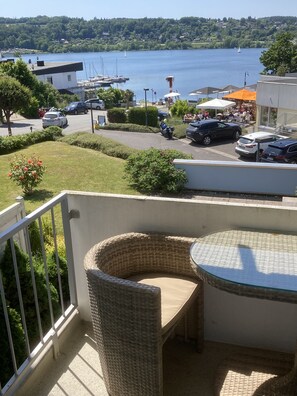 Blick vom Balkon auf Edersee und Restaurant 