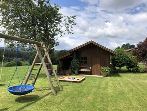 unser Garten mit Schaukel und Sandkasten