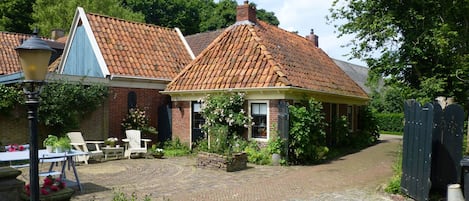 Lutje Hoeske with court yard