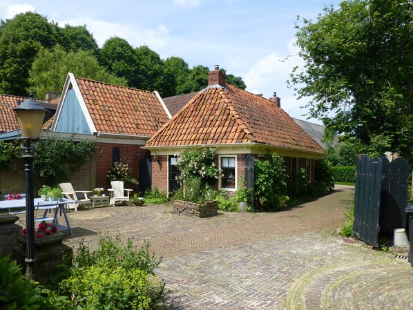 Lutje Hoeske with court yard