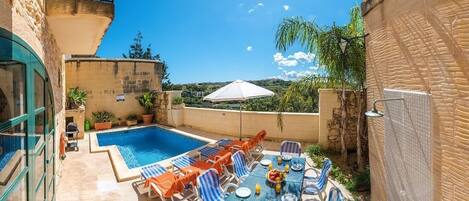 Beautiful poolarea, terrace and BBQ