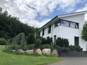 Das Beet sieht schön aus und bietet Sichtschutz für die Terrasse.