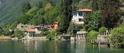 Blick vom See (die Fenster der Wohnung sind rot markiert)