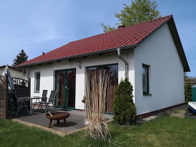 Casa rural en el lago. Chimenea. Barbacoa. receptáculo de fuego. Moderna. Terraza. 4 personas