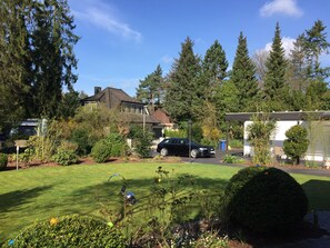 Blick auf den vorderen Garten und ruhige Anliegerstraße