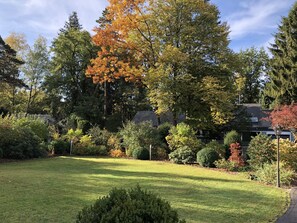 Herbstlicher Blick auf den Garten