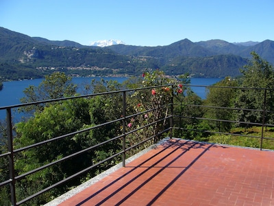 Casa en un lugar aislado, brillante + soleado, mar + Monterosa gran jardín con vistas al lago 15 minutos. 