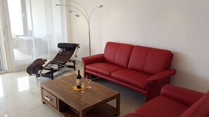 Wohnzimmer mit Ledersofas und Liege